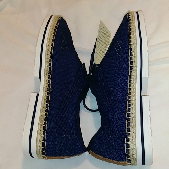 Beautiful NAVY perforated Flats w Lace Up Closure - Picture 6 of 10